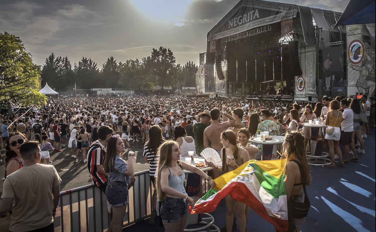 Los jóvenes, poco antes de comenzar los conciertos de la última jornada. 