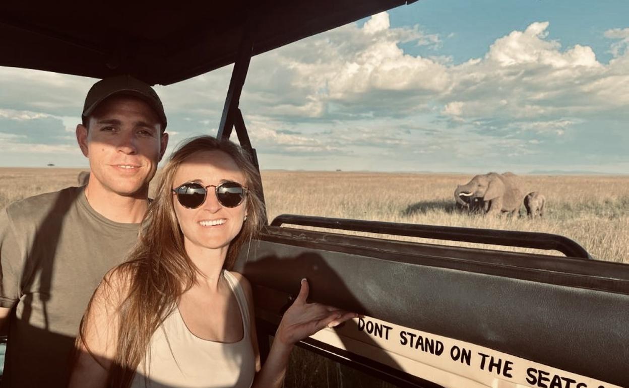 Safari por la sabana. Esther González y Adrián Lacruz disfrutaron de los animales en plena naturaleza. 