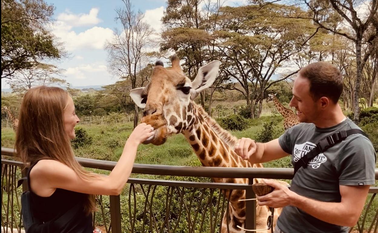 Alimentando a las jirafas. Una experiencia que marcó a Esther. 