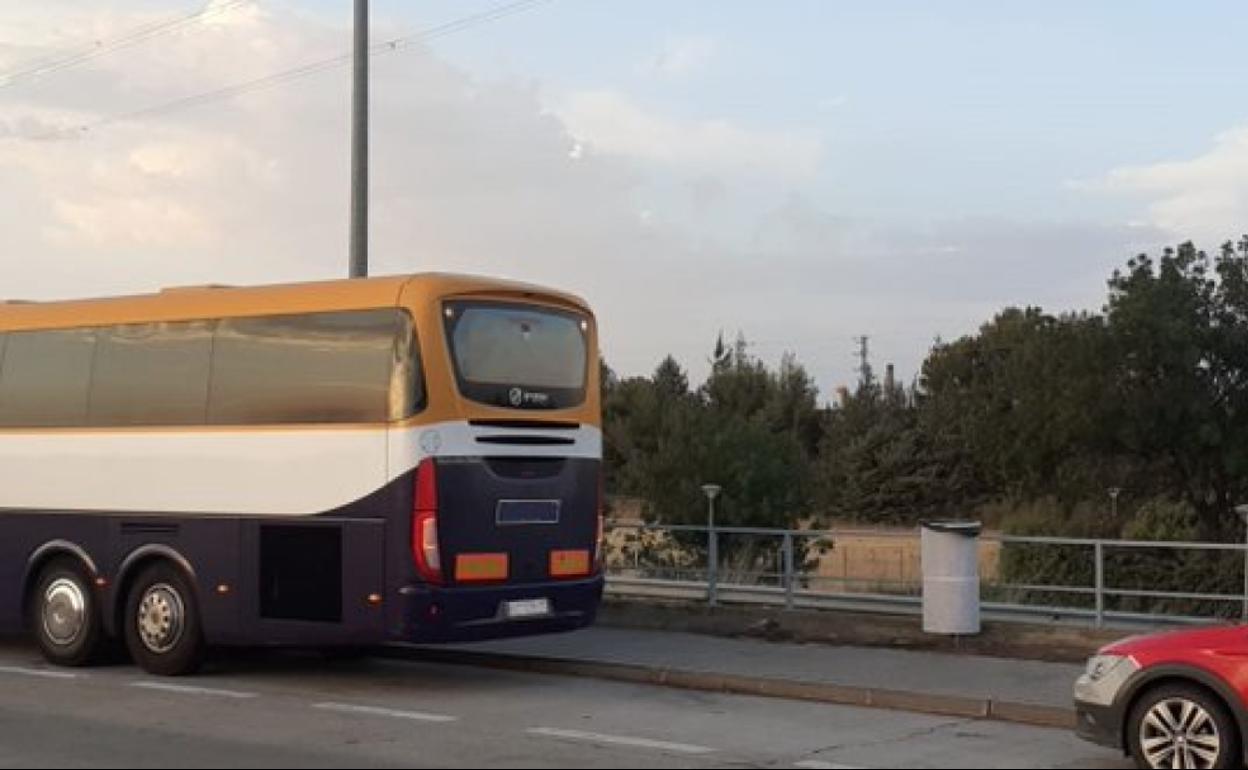 Inmovilizan un autobús en Marcilla porque su conductor esnifaba mientras conducía