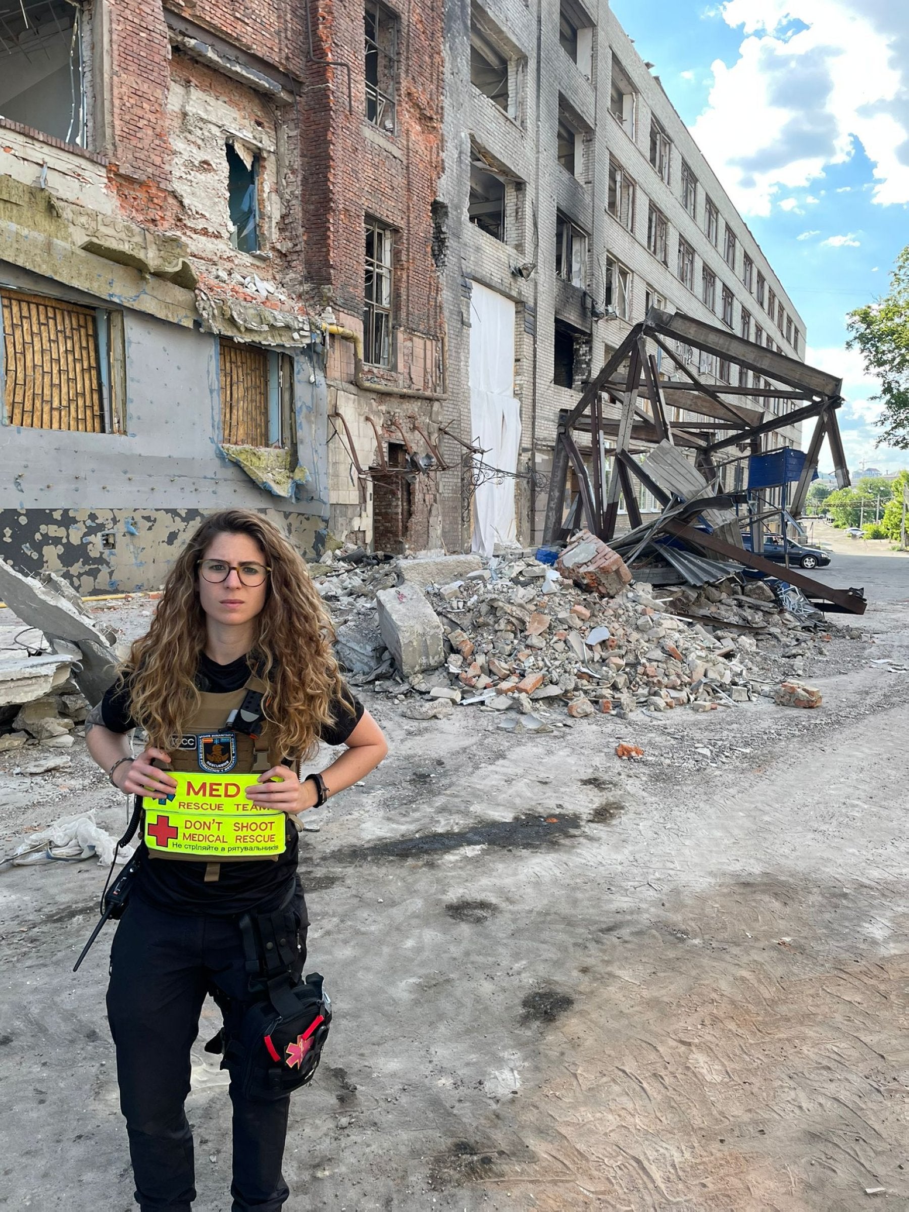 La médica logroñesa Ana Sáenz de Pipaón posa en una calle de Jarkov tras haber sido bombardeada. 