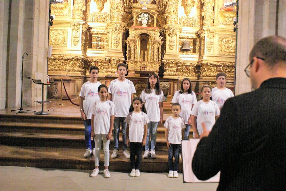 El Coro Infantil Najerense y su director, el pasado domingo en la presentación en la iglesia del monasterio de Santa María la Real. 