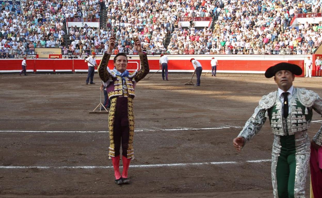 Urdiales saluda a la afición antes de salir a hombros en Bilbao en 2016. 