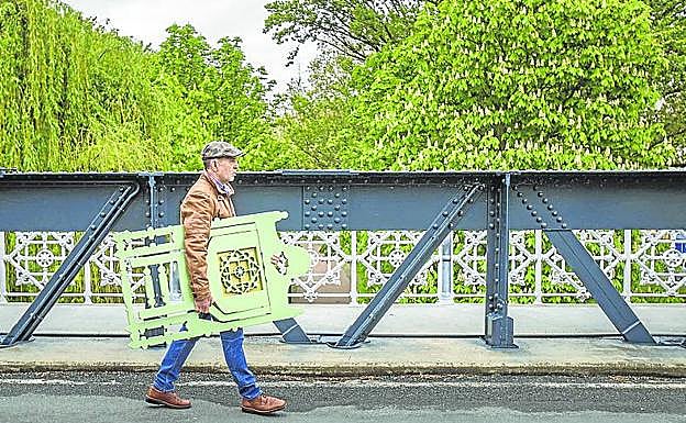 Imagen principal - espacio doméstico que la escuela Saint Martins recreará en el Pasaje de la chimenea. Abajo, organizadores y principales colaboradores de Concéntrico 08; y una de las '100 sillas' de Izaskun Chinchilla que ocuparán la ciudad. 