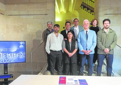Imagen secundaria 1 - espacio doméstico que la escuela Saint Martins recreará en el Pasaje de la chimenea. Abajo, organizadores y principales colaboradores de Concéntrico 08; y una de las '100 sillas' de Izaskun Chinchilla que ocuparán la ciudad. 