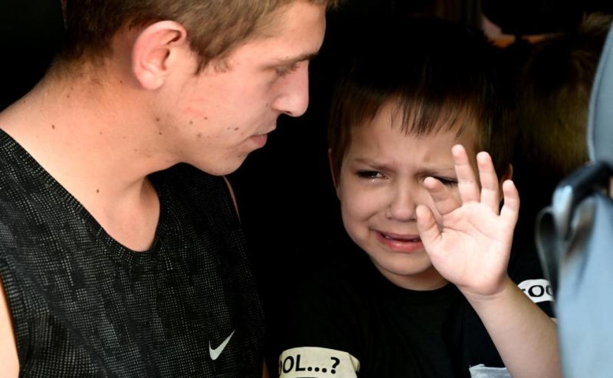 Un niño pequeño se despide de su madre antes de ser evacuado de la ciudad de Sloviansk. 