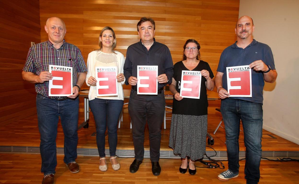 Toño Saz, Beatriz Martín, Tomás Guitarte, Inmaculada Sáenz y Joaquín Egea, con los carteles de la Revuelta de la España Vaciada. 