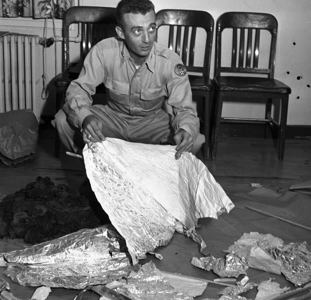 El comandante Jesse Marcel muestra los restos del supuesto globo meteorológico estrellado en Roswell. 