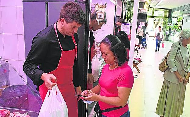 Joana Salas, comprando en la carnicería Violines.
