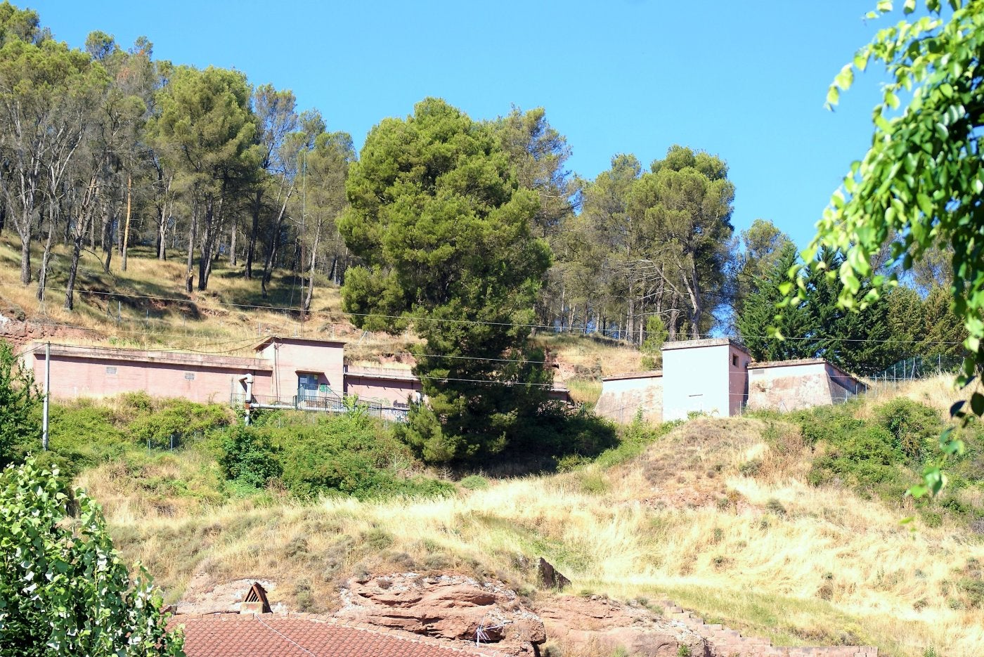 Los depósitos están situados en la ladera del monte del castillo. 