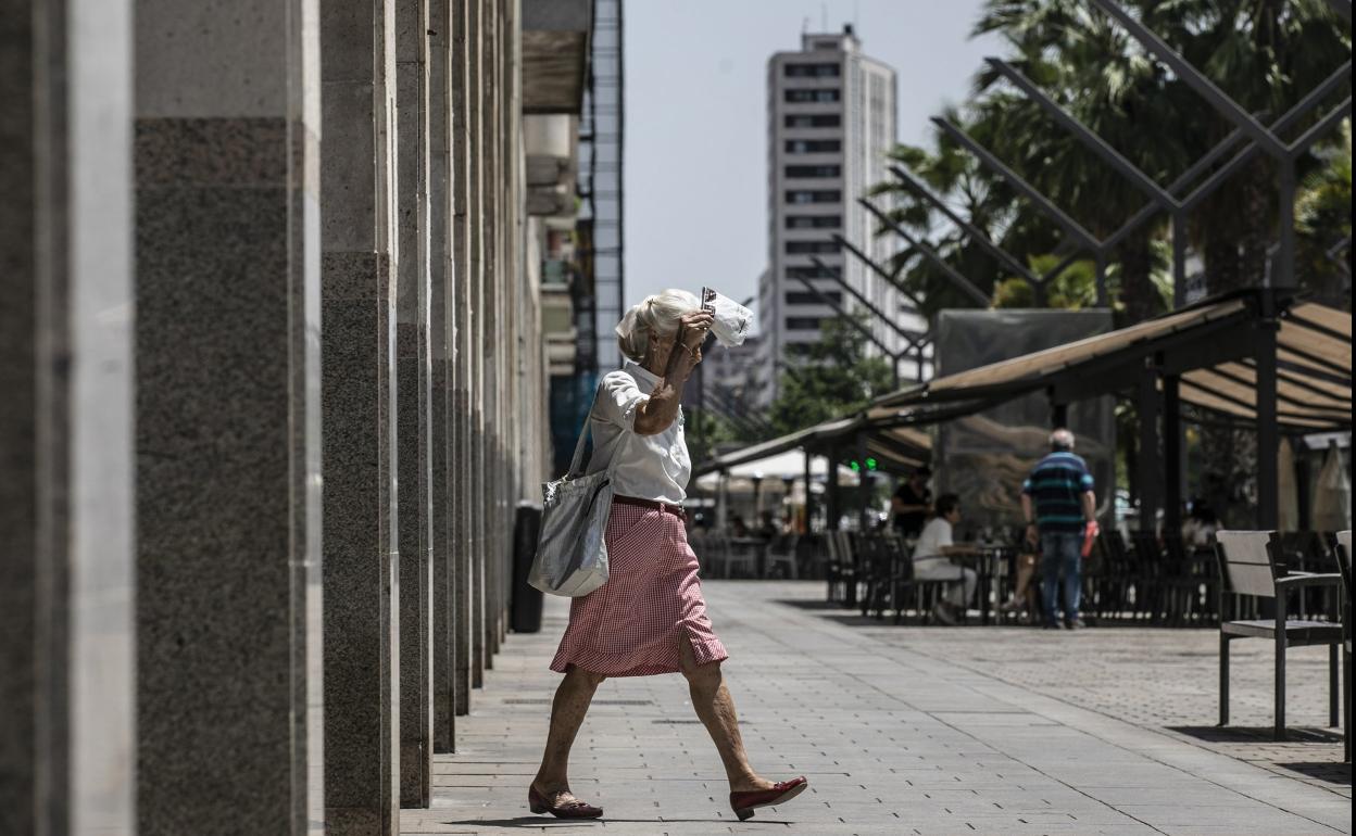 Una mujer se tapa del sol el pasado junio. 