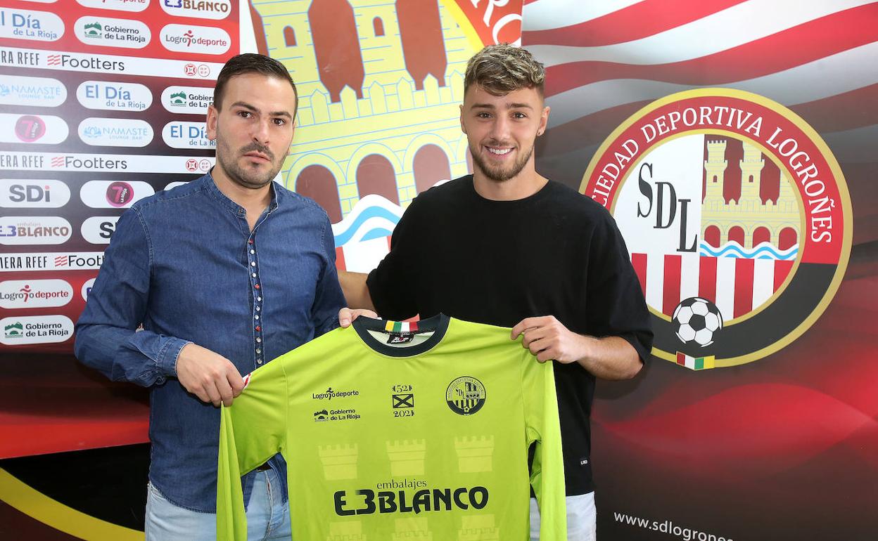 Miguel Chocarro y Carlos Azón en la presentación del portero. 