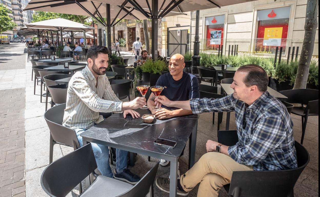 Brindis con un vermú en la terraza de La Rosaleda 1946. 