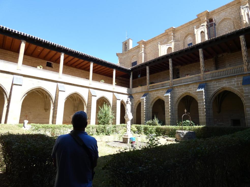 Perspectiva del claustro donde se celebró la rueda de prensa. 