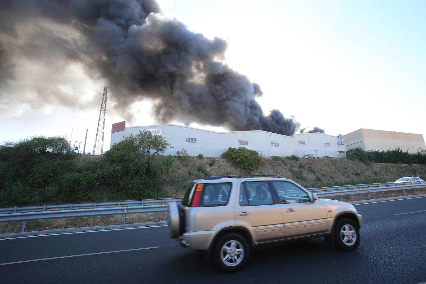 Fotos: La empresa Zabaleta, afectada por el fuego del Polígono Cantabria