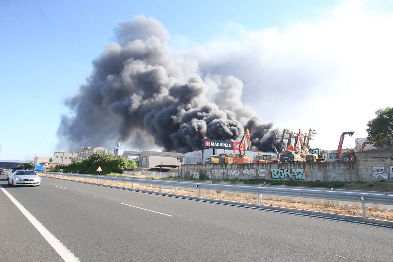 Fotos: La empresa Zabaleta, afectada por el fuego del Polígono Cantabria