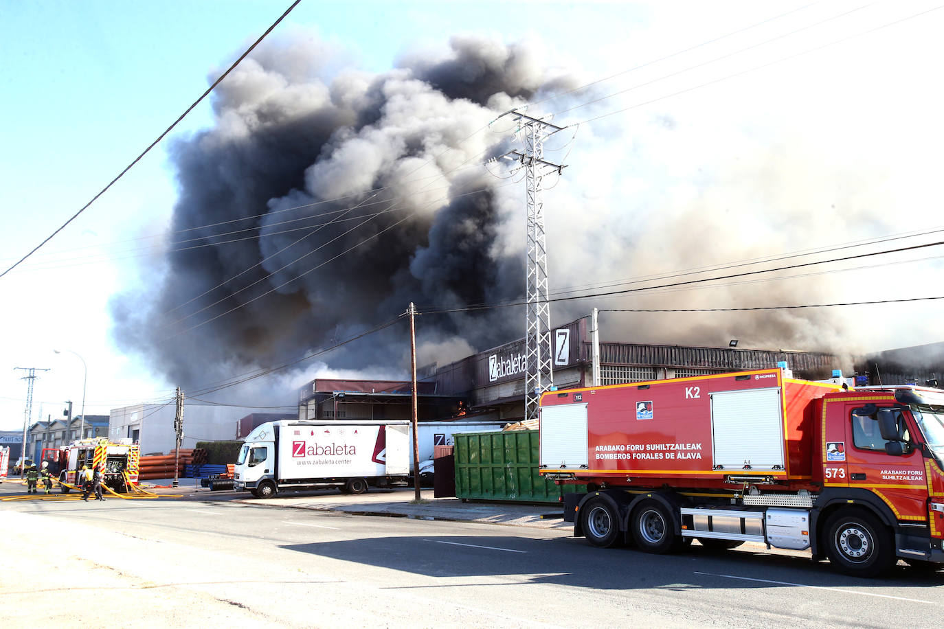 Fotos: La empresa Zabaleta, afectada por el fuego del Polígono Cantabria