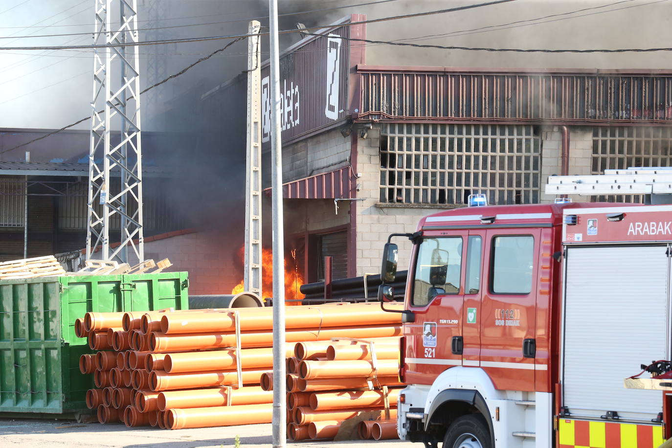 Fotos: La empresa Zabaleta, afectada por el fuego del Polígono Cantabria