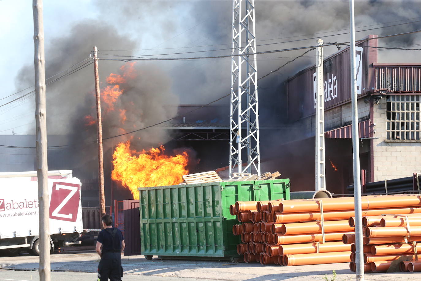 Fotos: La empresa Zabaleta, afectada por el fuego del Polígono Cantabria