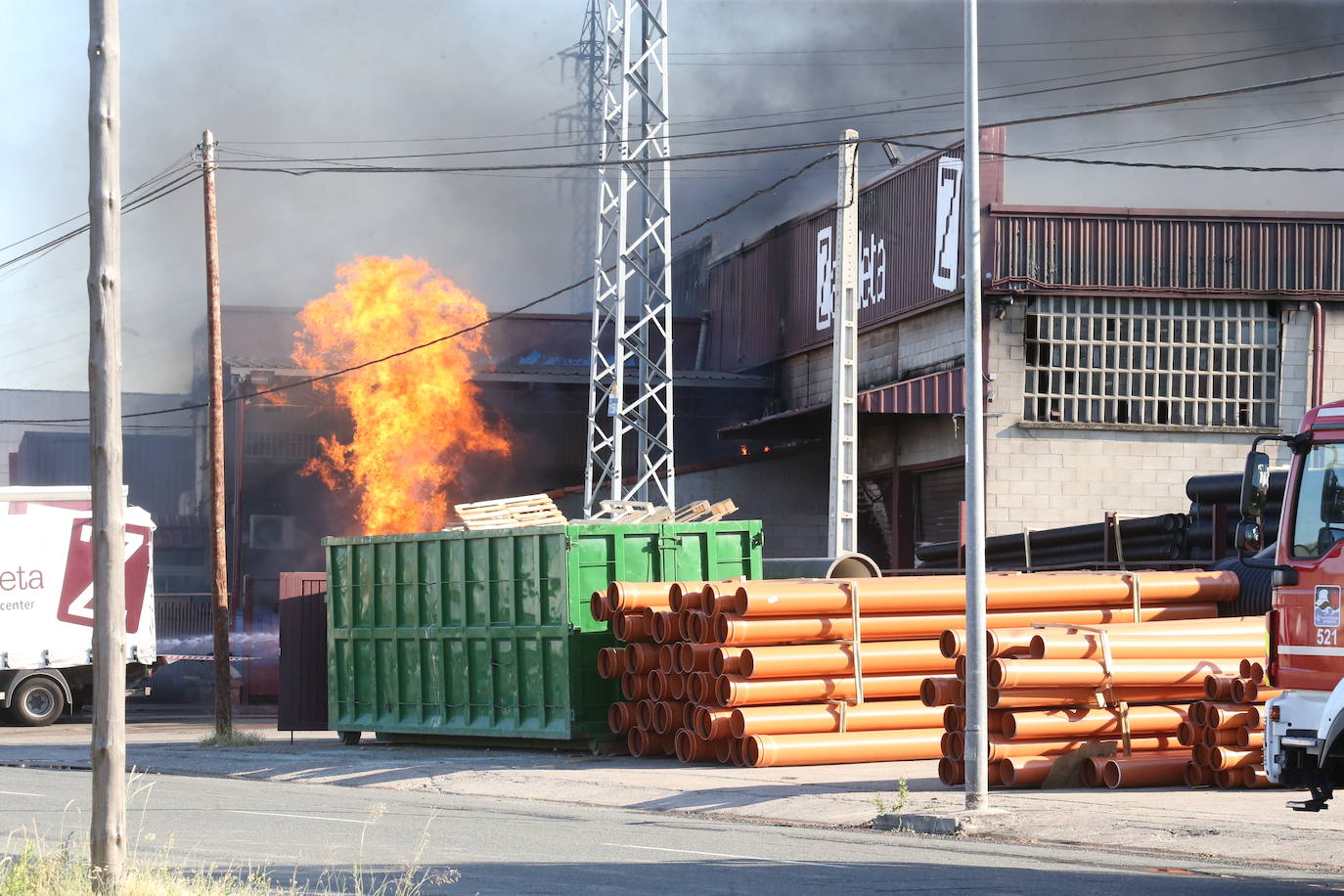 Fotos: La empresa Zabaleta, afectada por el fuego del Polígono Cantabria