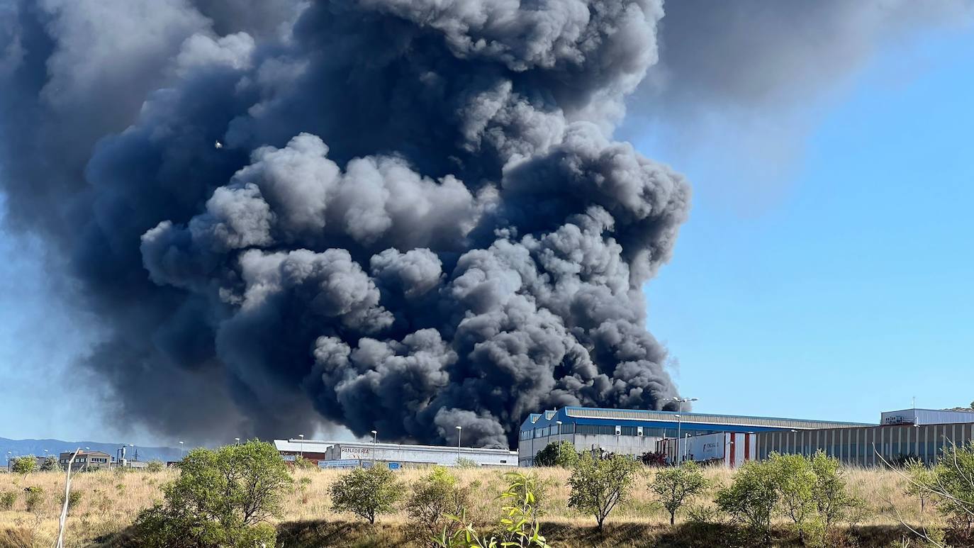 Fotos: La empresa Zabaleta, afectada por el fuego del Polígono Cantabria