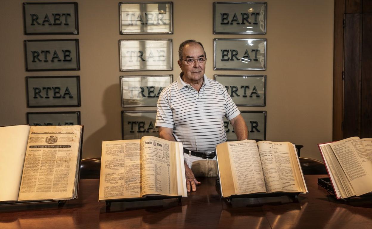 Javier Herce posa junto a varios números históricos del BOR. 