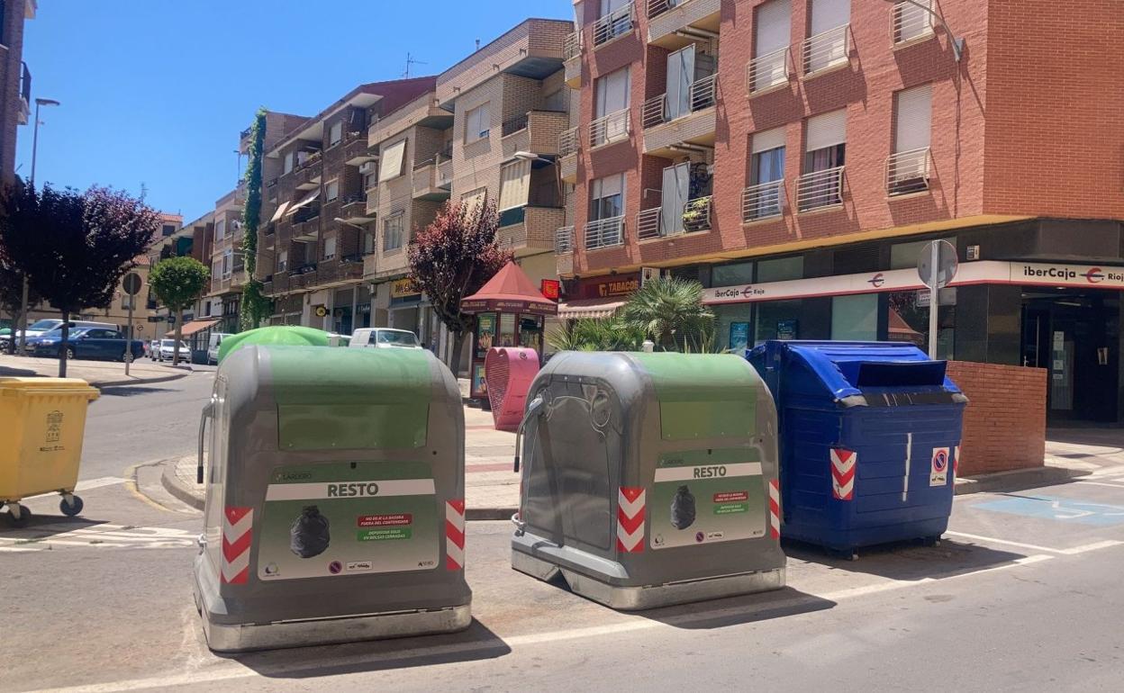 Los nuevos contenedores ubicados en la esquina de Bretón de los Herreros y Marqués de la Ensenada. 