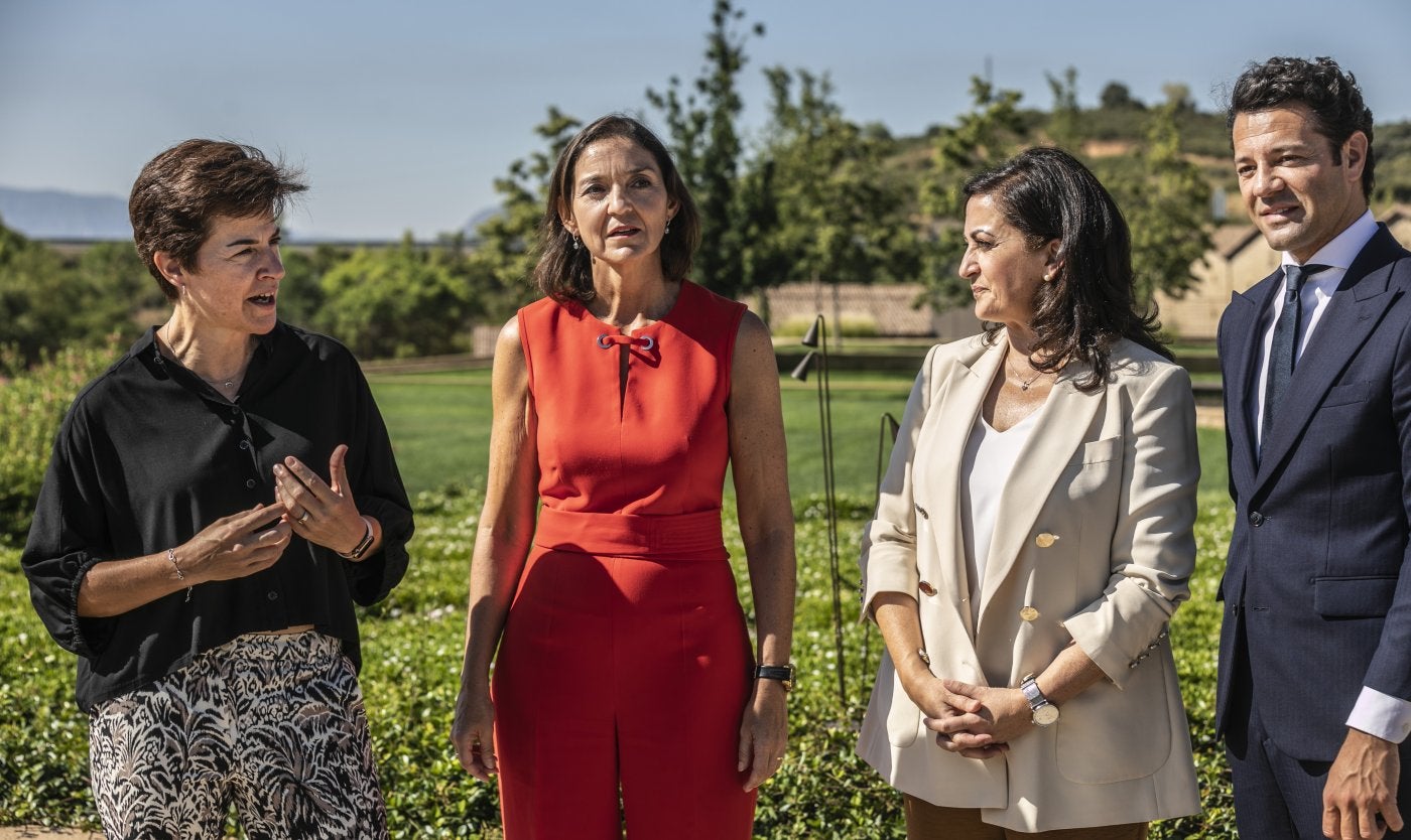 María Vargas, anfitriona en Bodegas Marqués de Murrieta, con la ministra Reyes Maroto y la presidenta riojana, Concha Andreu. 