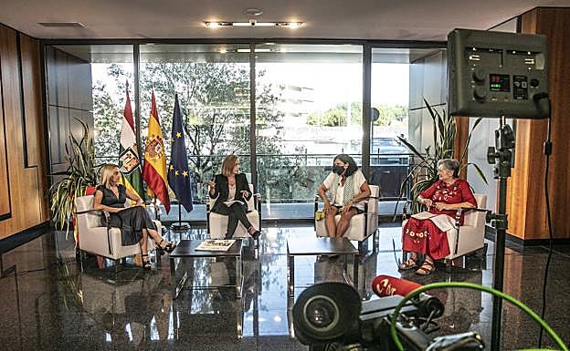 María Somalo, Marta Rodríguez, Elisa Elías y Raquel Ramírez, en el debate de TVR celebrado en el CIBIR. 