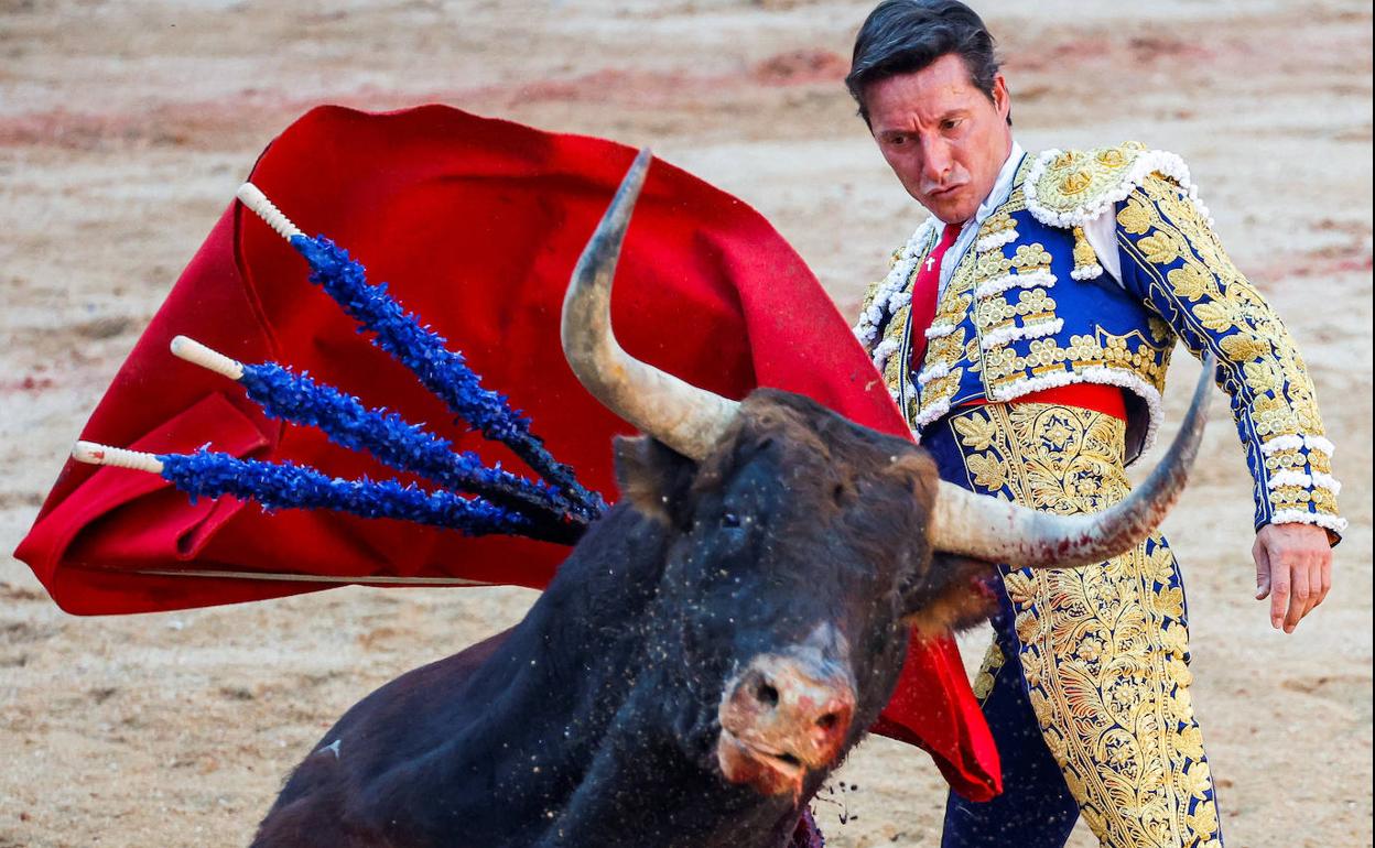 Diego Urdiales da un pase en la corrida de este martes en Pamplona. 