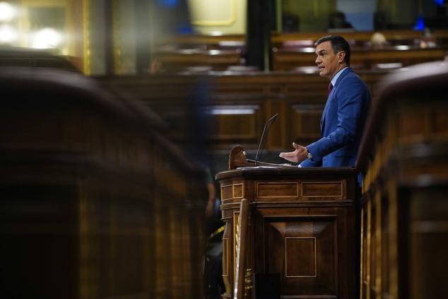 Pedro Sánchez durante una de las respuestas a los portavoces