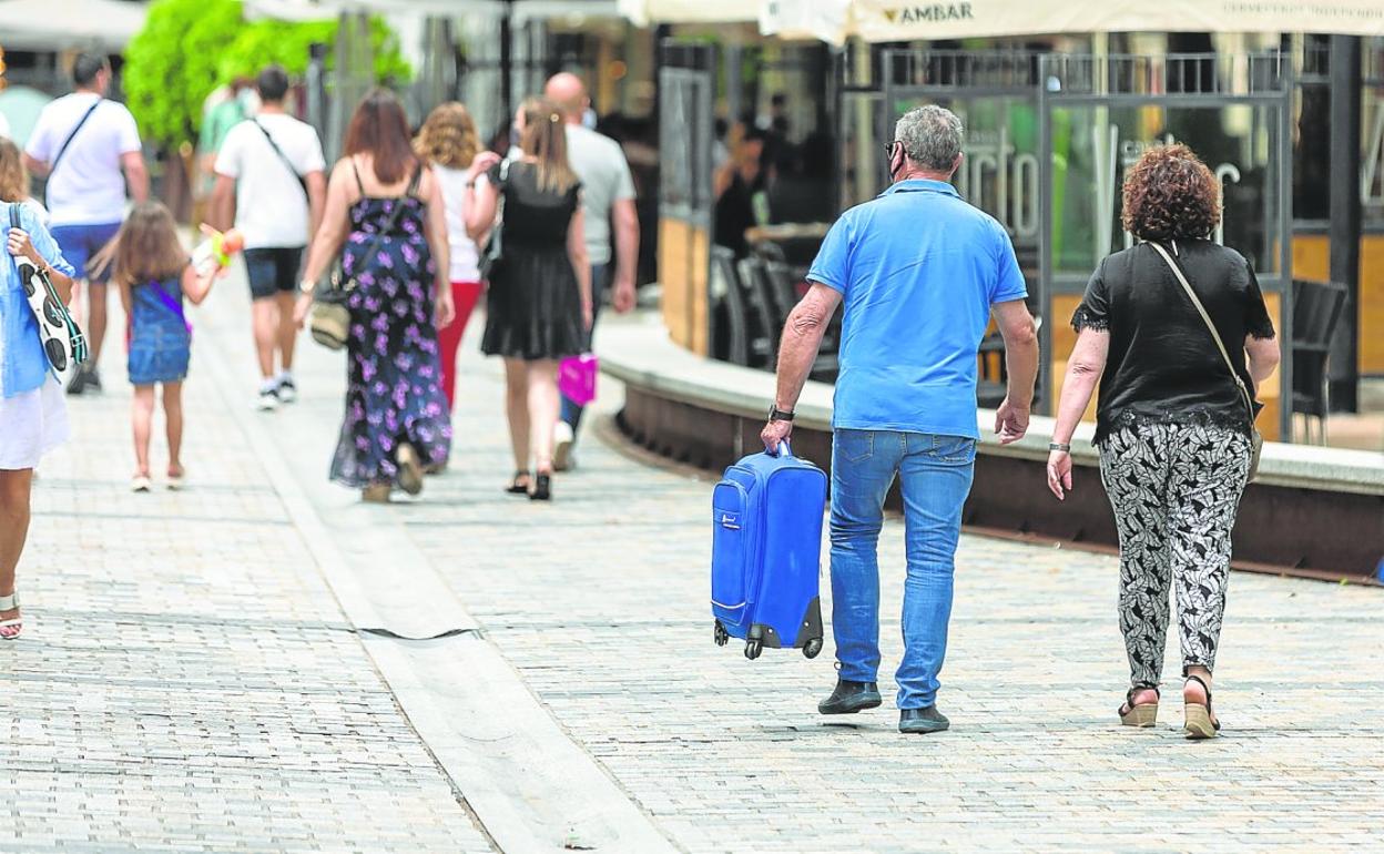 Dos turistas se pasean por el Casco Antiguo de Logroño.