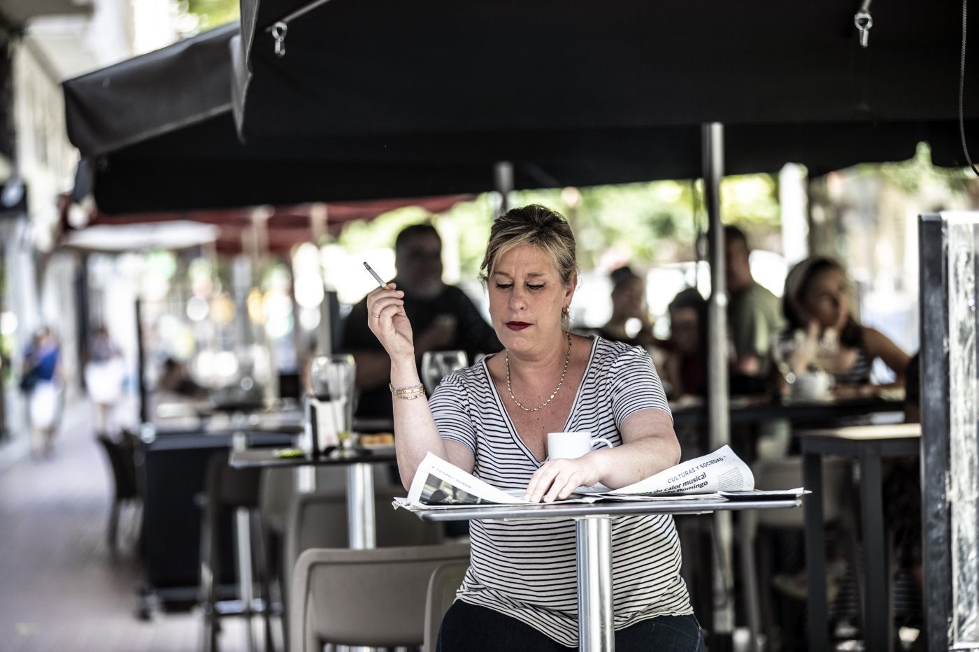 Marta López, con un cigarrillo en el exterior de un bar de la capital riojana. 