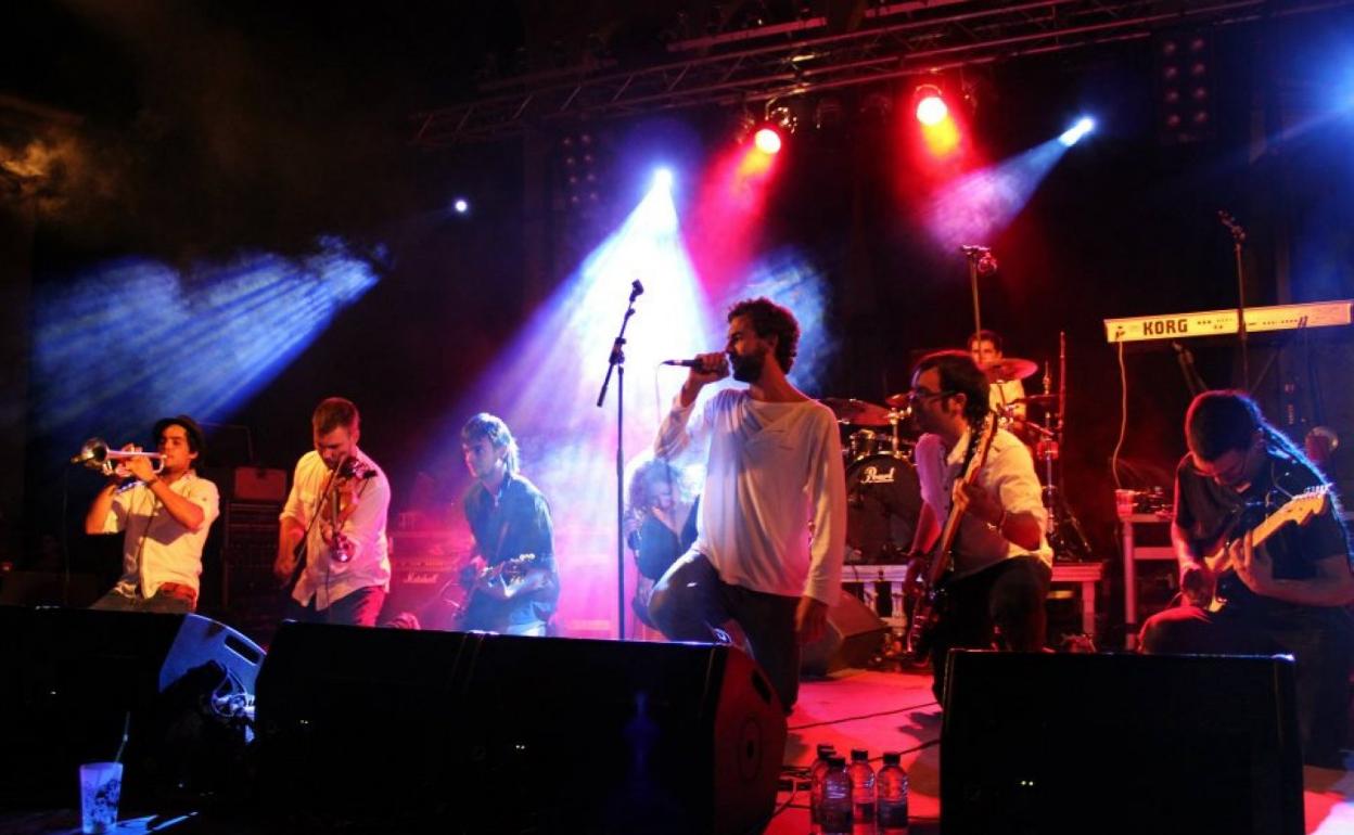 Jorge Garde, fundador de Paipo, al frente de uno de sus proyecto musicales anteriores. 