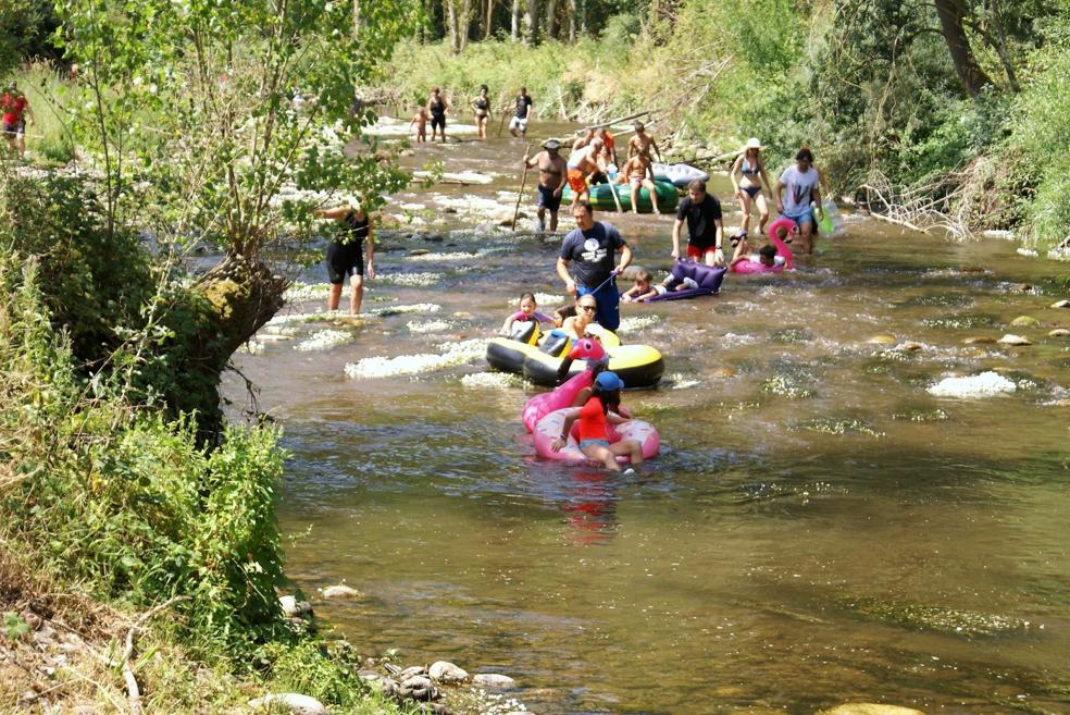 Como de costumbre, los más pequeños fueron quienes más disfrutaron sobre flotadores, colchonetas o barcas hinchables. 