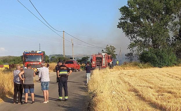 Cuatro camiones de bomberos para controlar las llamas en una finca del sur de Logroño