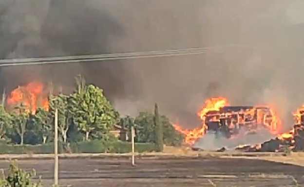 Un incendio en Torrecilla sobre Alesanco quema varias pilas de fardos