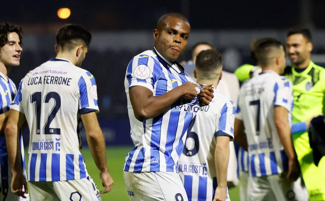 Vinicius Tanque celebra un gol con el Atlético Baleares. 