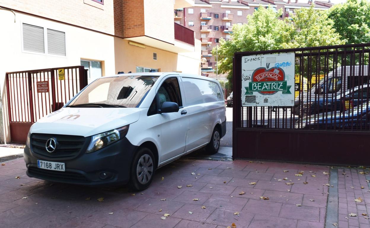 Un vehículo de los servicios funerarios, en el lugar donde el martes falleció ahogada una mujer en Logroño. 