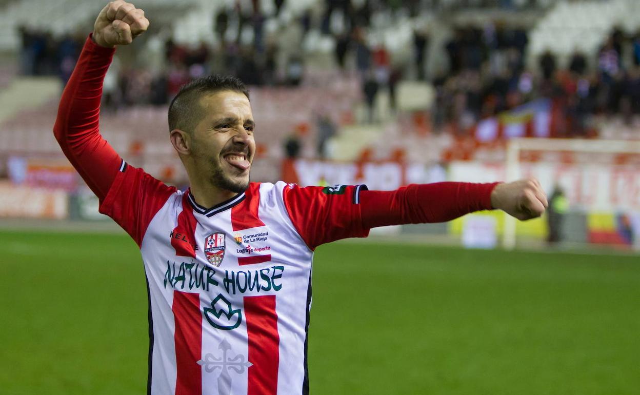 Ñoño celebra un gol con la UD Logroñés. 