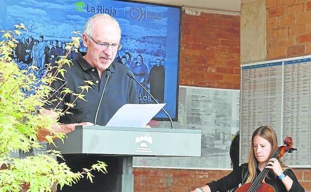 Miguel Ángel Muro durante la lectura de uno de sus poemas.