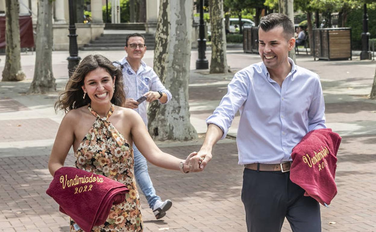 Laura y óscar se dirigen a la fuente de El Espolón para el tradicional baño. 