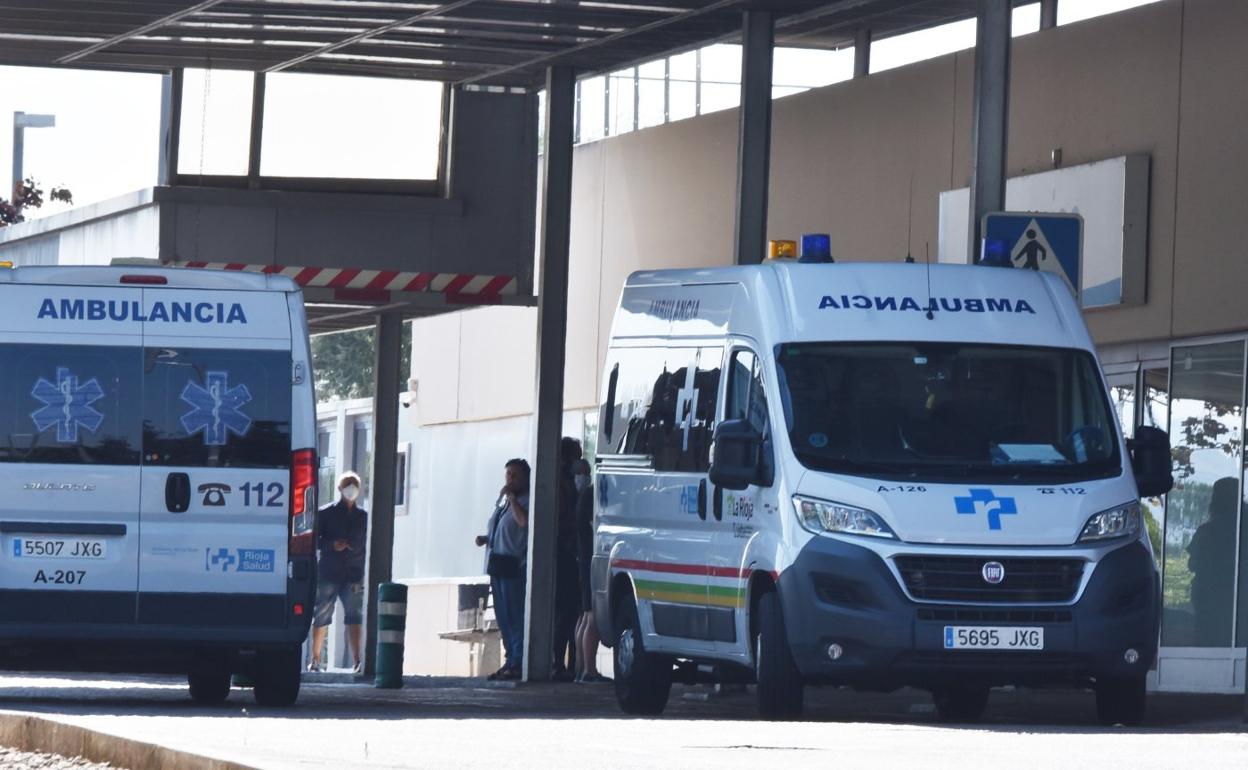 Ambulancias en la puerta de Urgencias, este jueves. 