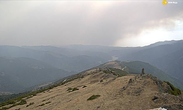 Nube de humo del incendio de Quintanilla del Coco (Burgos), visible desde Urbaña (Ventrosa). Imagen de la web cam del Gobierno de La Rioja