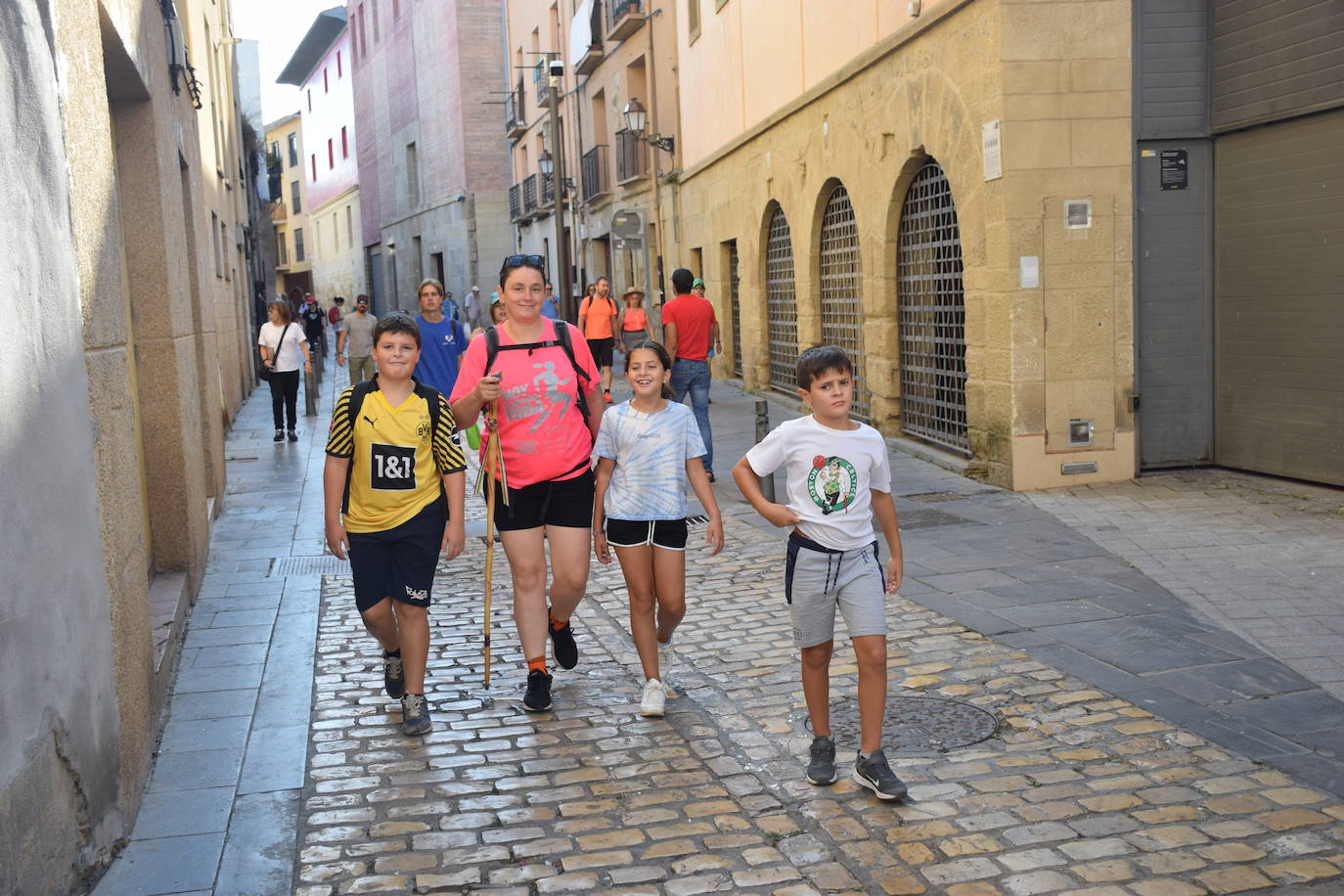 Fotos: Un recorrido simbólico y saludable por el Camino de Santiago en Logroño