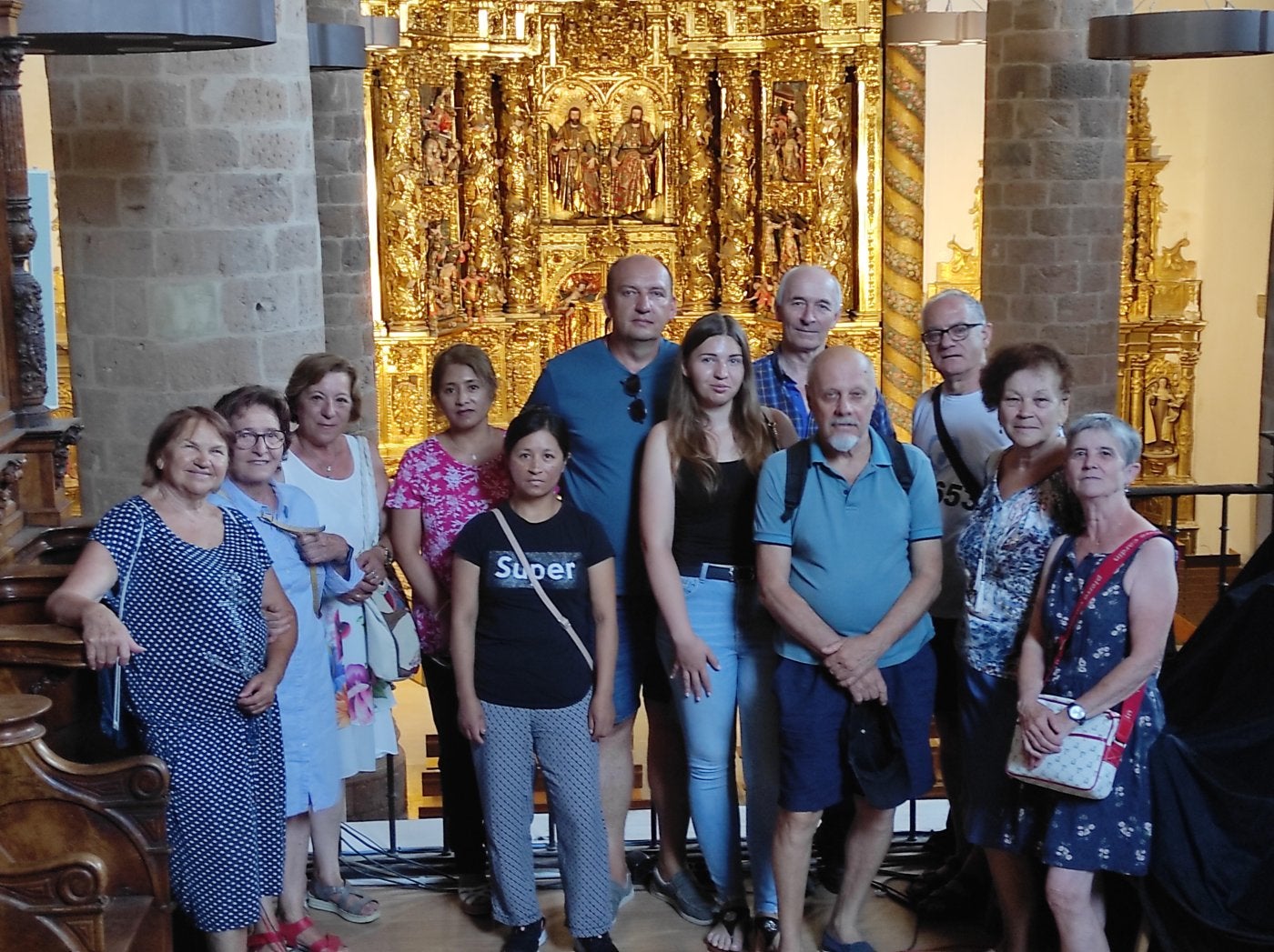 Voluntarios y participantes de los cursos de guarnecido y de castellano, en una reciente visita guiada a la iglesia de San Cosme y San Damián. 