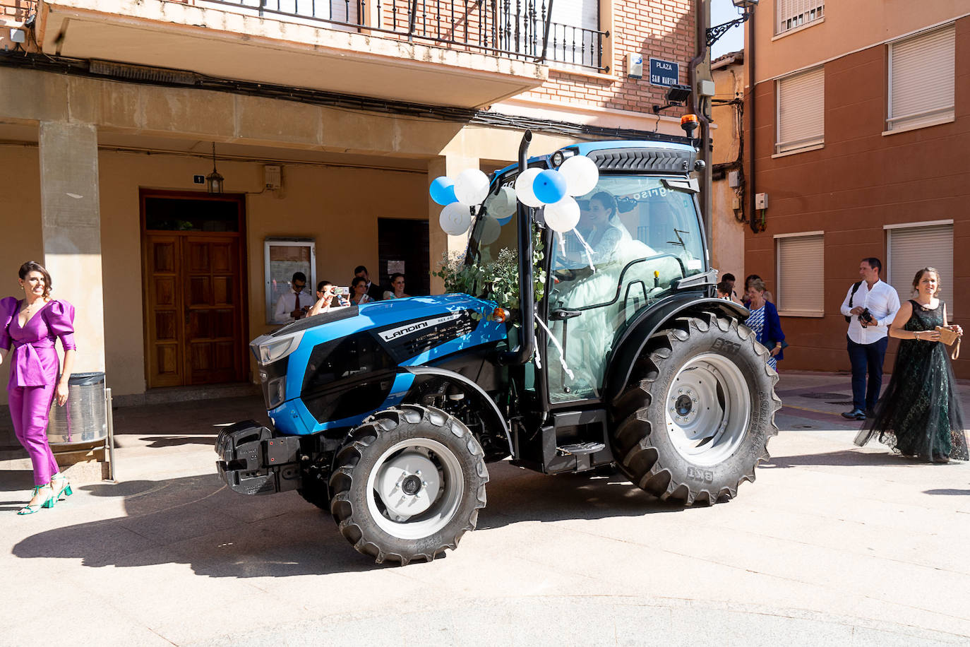 Fotos: La novia, al altar en tractor