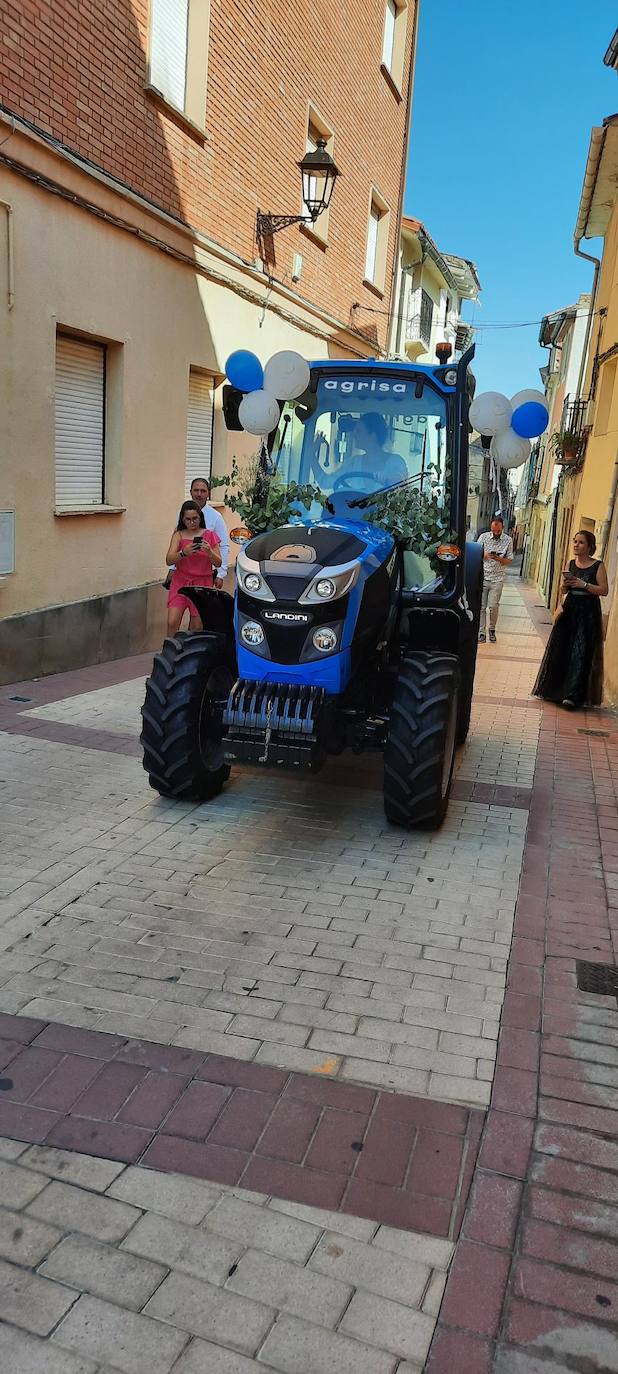 Fotos: La novia, al altar en tractor