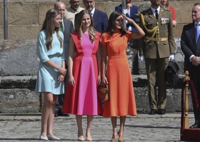 Imagen secundaria 1 - Los Reyes y sus hijas, a la llegada a la catedral de Santiago; La Reina, junto a sus hijas; La princesa Leonor habla con su padre. 