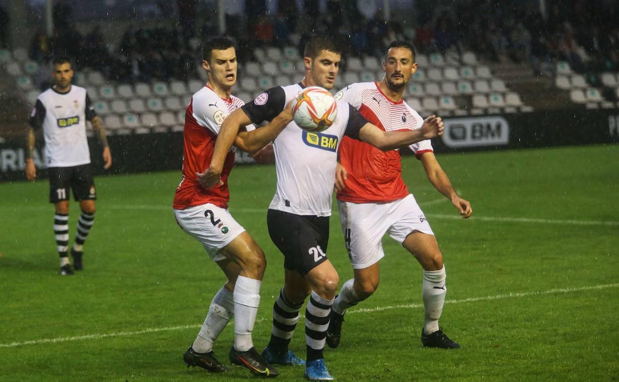 Elosegi, en el centro, en un partido ante el Racing de Santader. 
